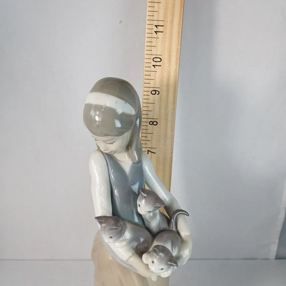 Retired Lladro Following Her Cats #1309 Hand Made In Spain Porcelain Figurine